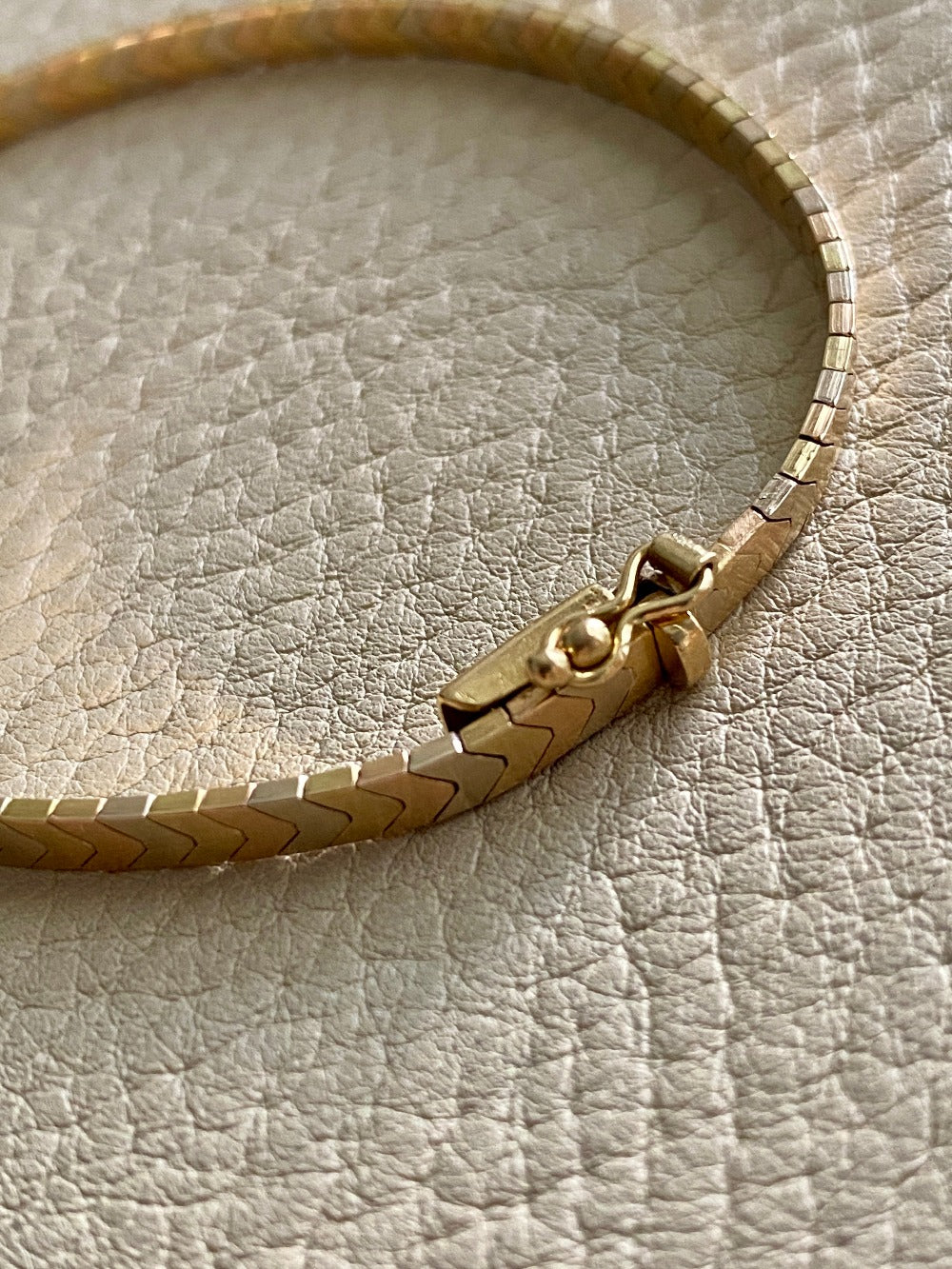 SLEEK! 18k gold tri-color vintage chevron pattern bracelet - 7 inch length