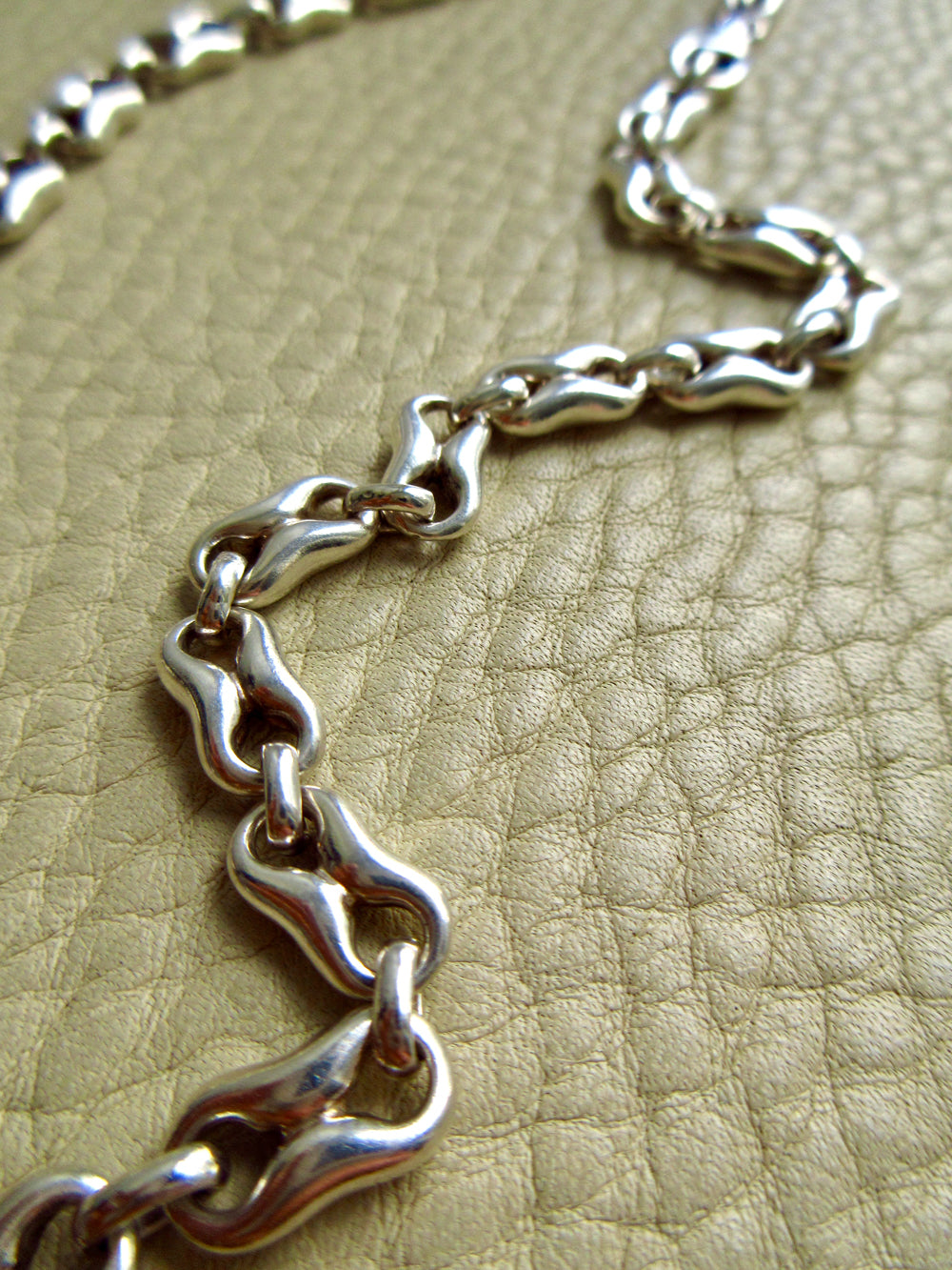 Vintage UK Sterling Silver Puffy Figure-8 Link Necklace 36g – 18 Inch Length