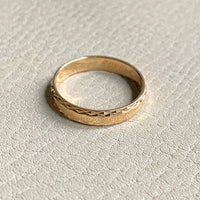 18k gold ring with diamond cut sparkle detail - size 8.5