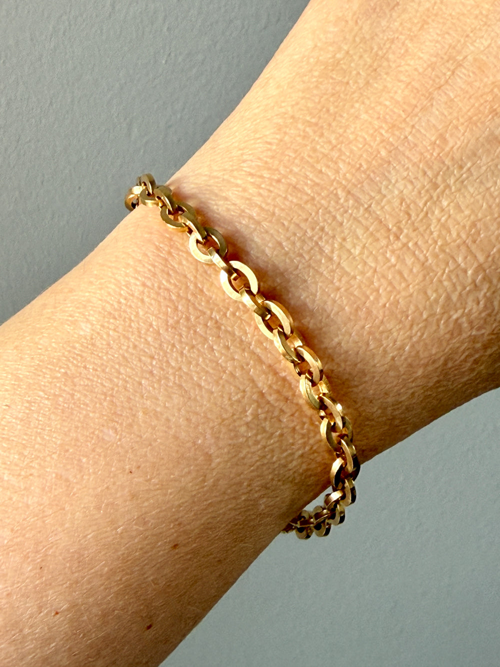 1950s era Italian Vintage 18k Gold Hollow-form Oval Link Bracelet – 7.6 Inch Length