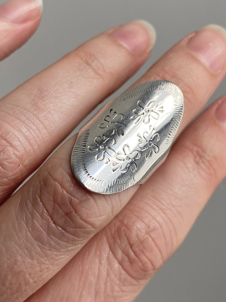 1955 Rare vintage sterling silver large face sewing ring - floral etching - Size 5