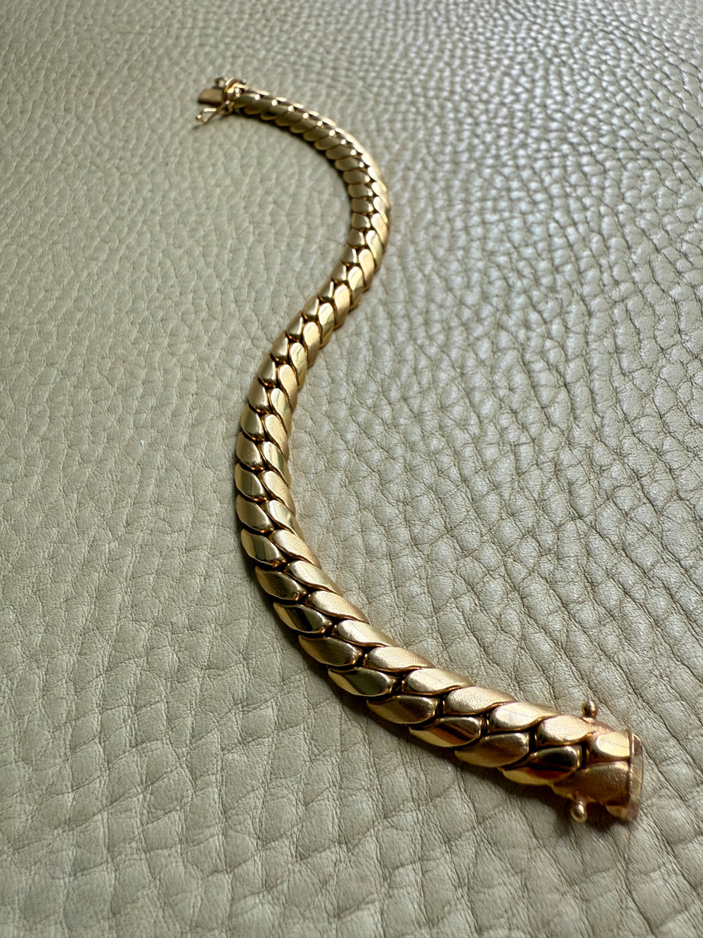 Impeccable! Vintage European 14k gold Tight Curb Bracelet with Alternating Link Texture - 7.7 inch length