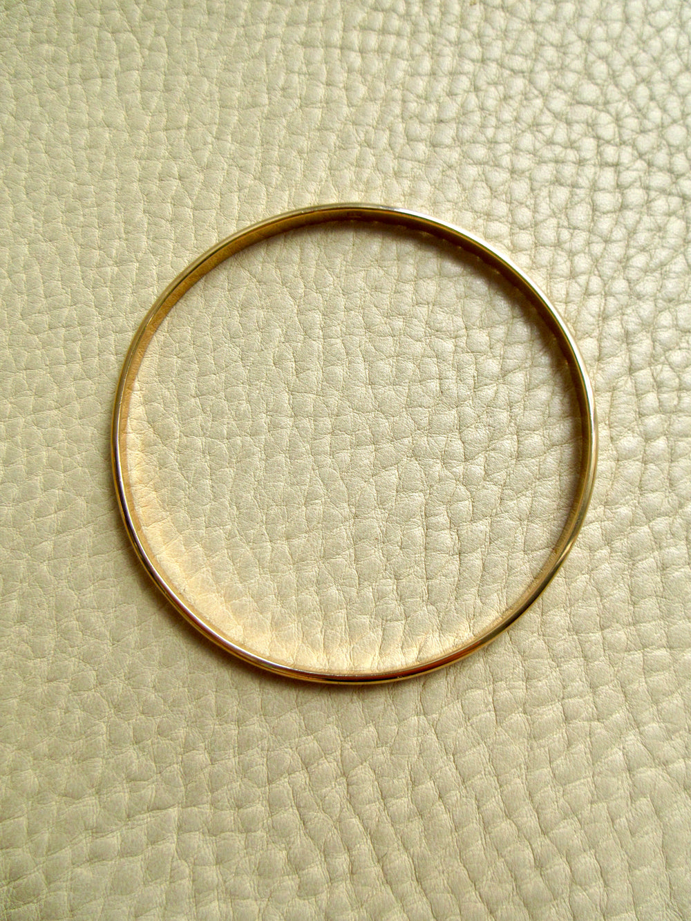 Vintage 18k Gold Circular Solid Bangle Bracelet – 8.6 Inch Interior Circumference