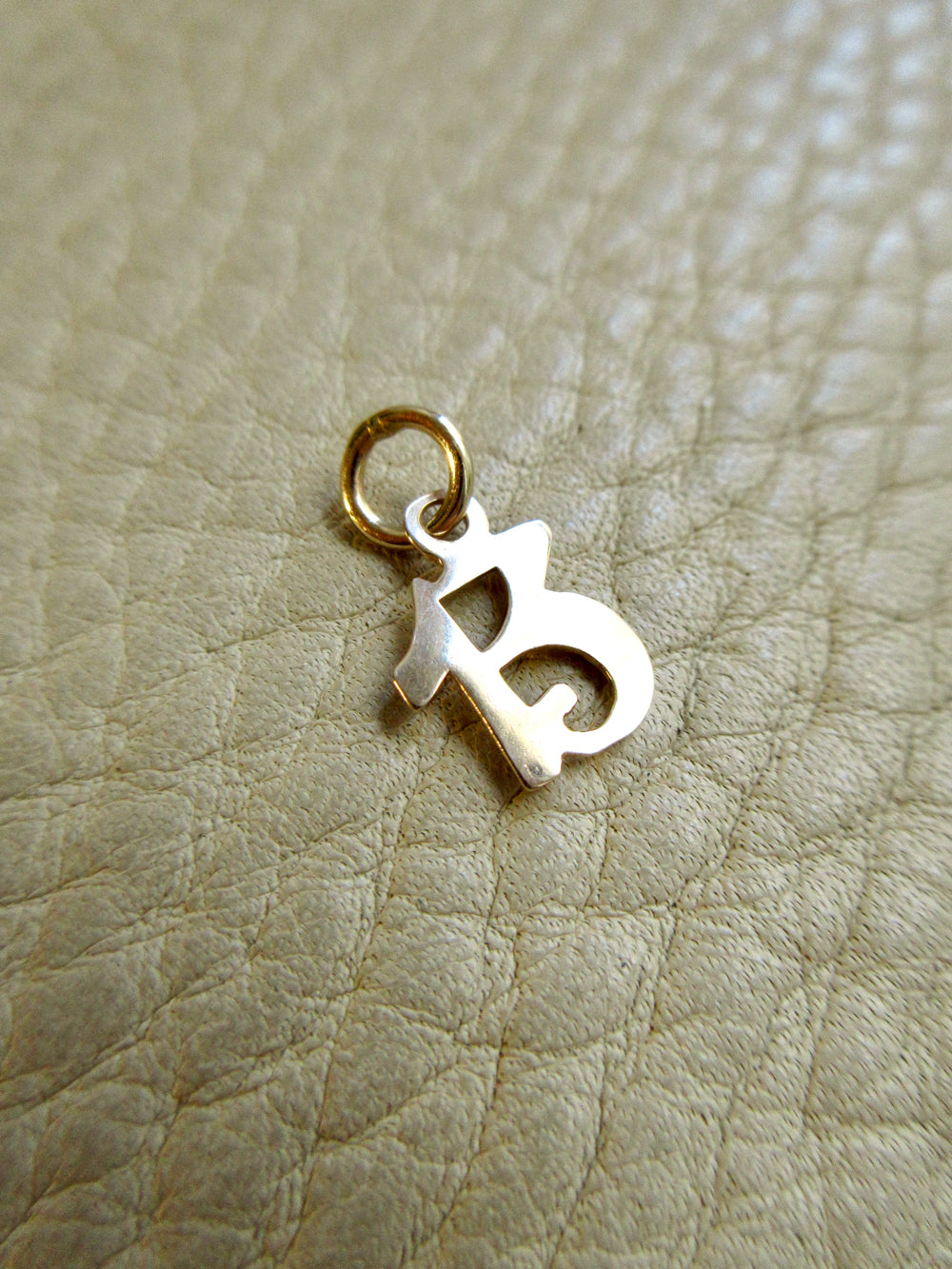 Lucky 13 - 14k gold vintage charm or pendant - 0.64 inch on beige background