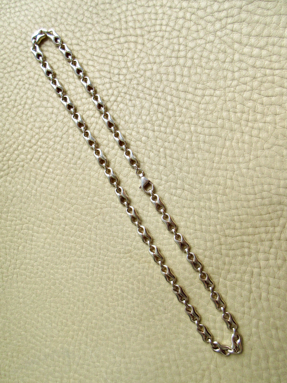 Vintage UK Sterling Silver Puffy Figure-8 Link Necklace 36g – 18 Inch Length