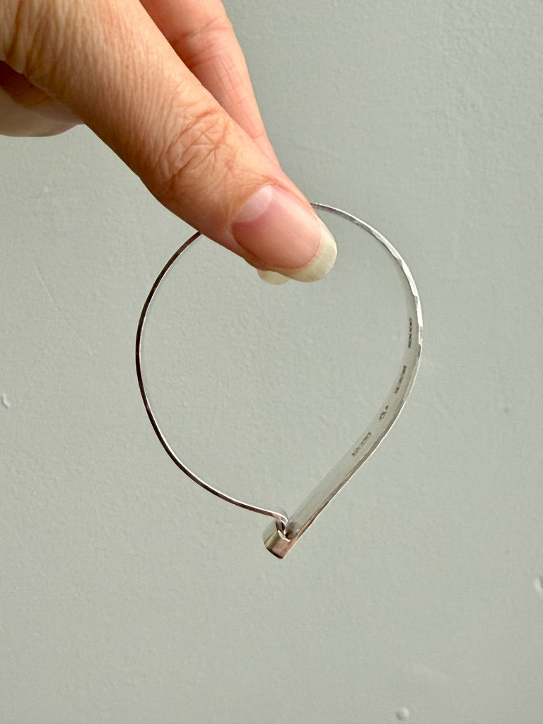 1992 Textured Vintage Bangle Bracelet in Sterling Silver – 6.75 Inch Inner Circumference