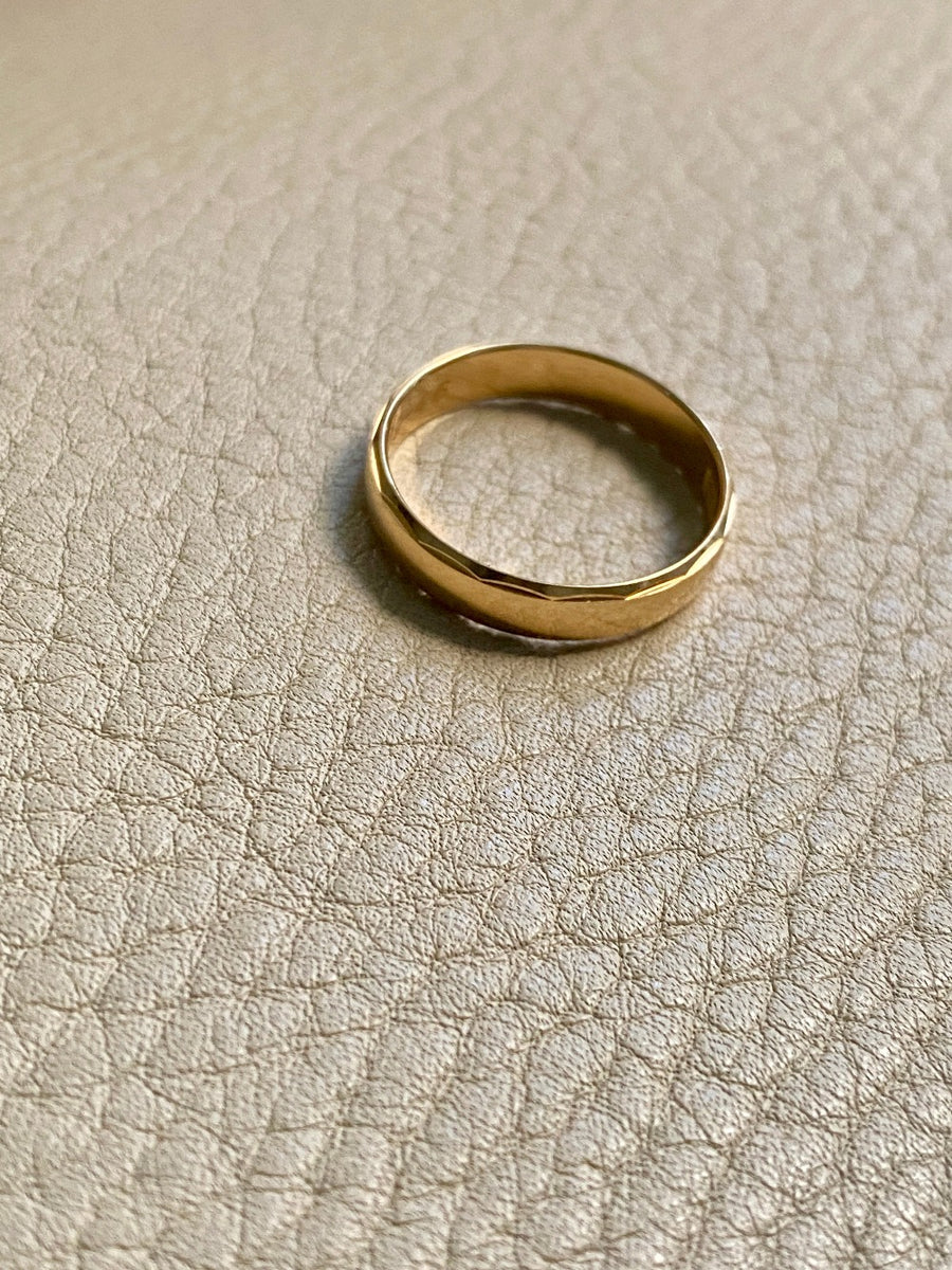 Sparkle scalloped edge 18k gold band ring from Ostersund, Sweden - size 6.5