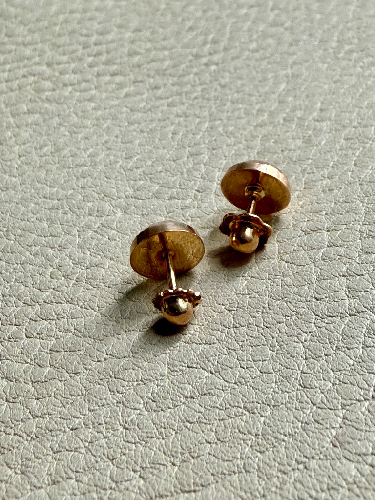 LOVELY!! 18k gold vintage faceted dome earrings with flower form post caps