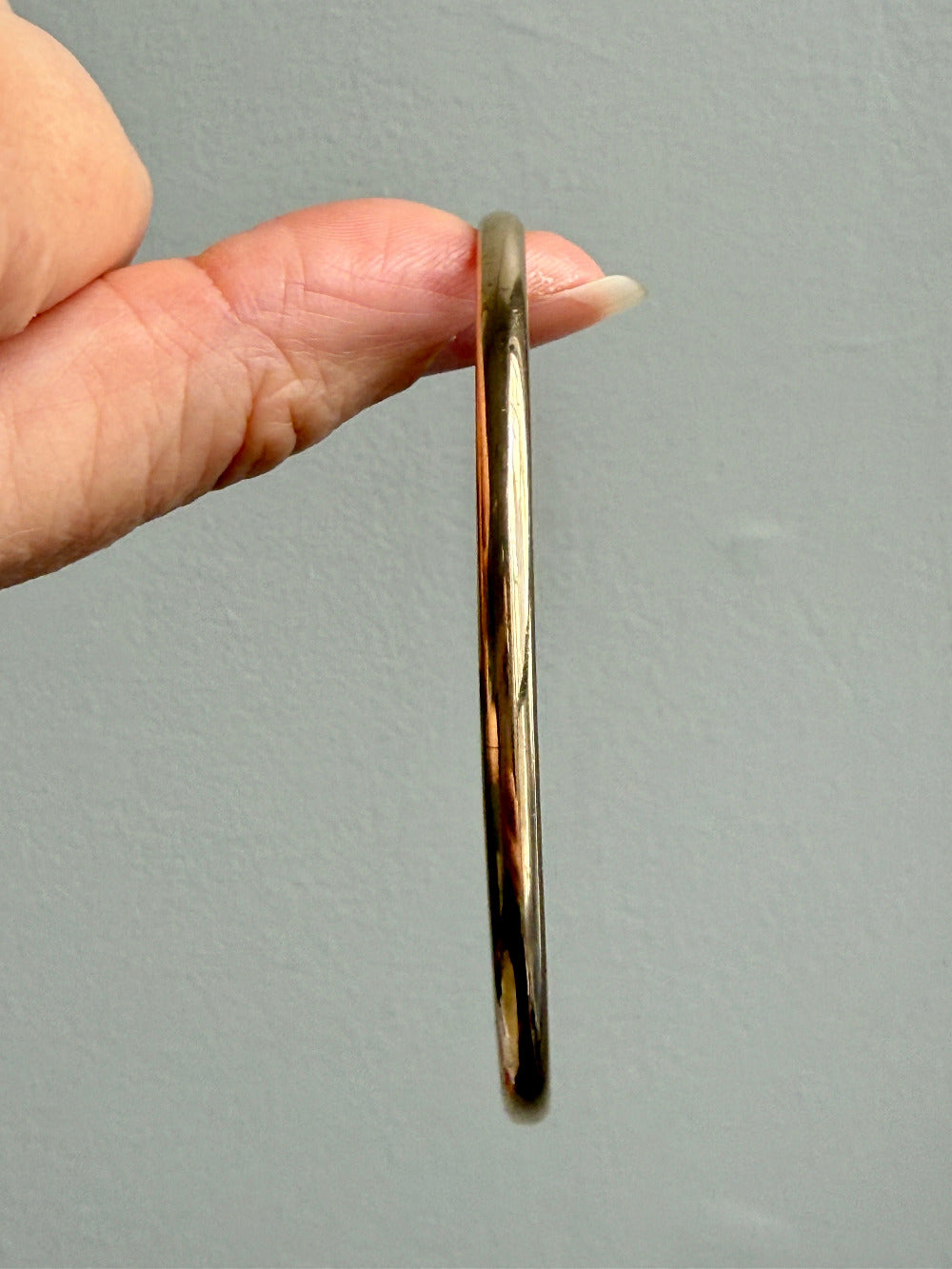Vintage 18k Gold Circular Solid Bangle Bracelet – 8.6 Inch Interior Circumference
