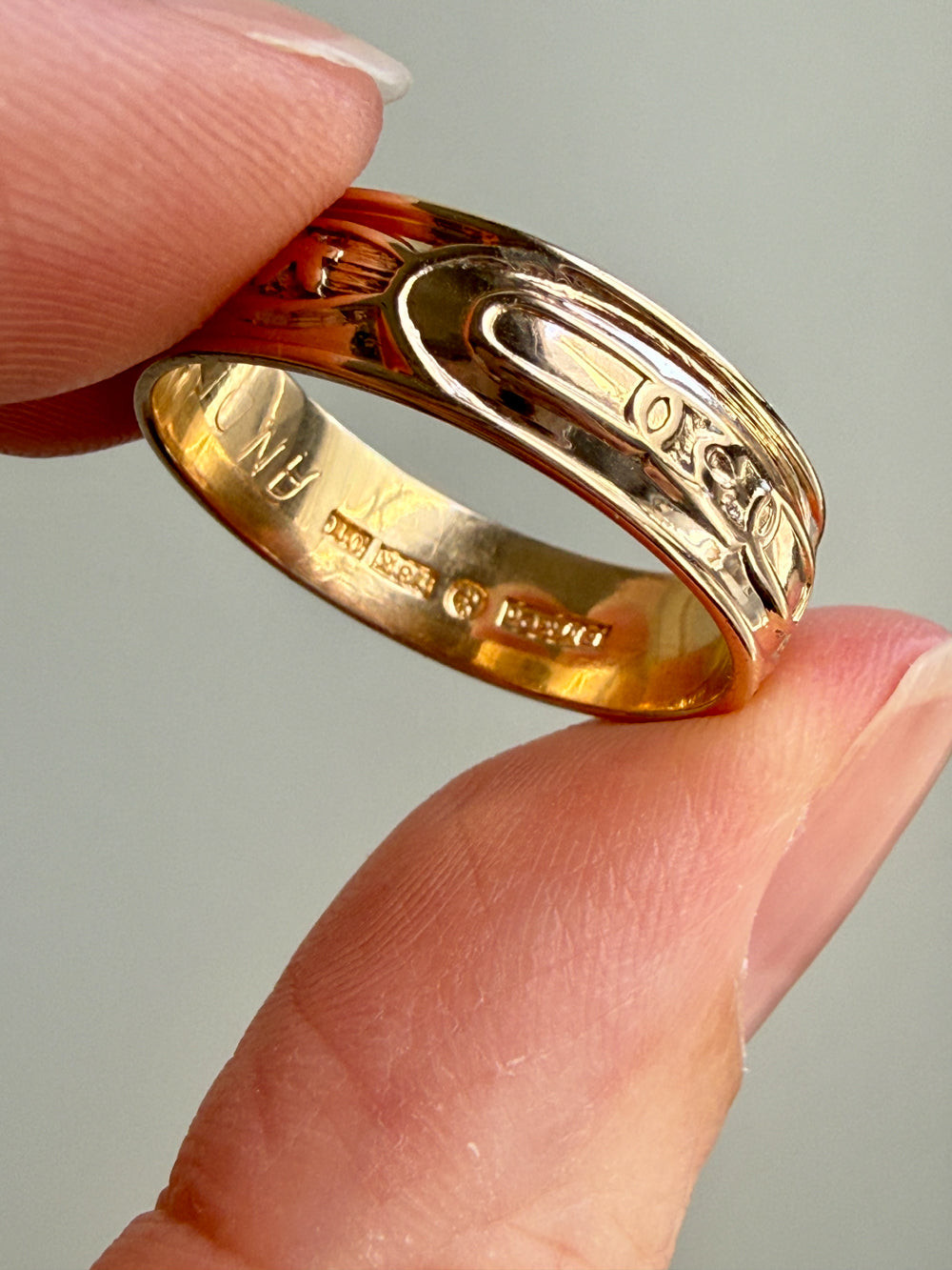 1988 Vintage Swedish 18k Gold Band Ring with Symbols – Size 11