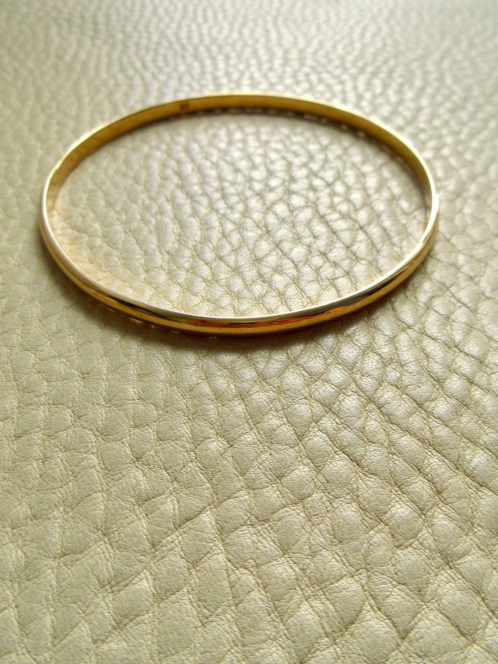 Vintage 18k Gold Circular Solid Bangle Bracelet – 8.6 Inch Interior Circumference