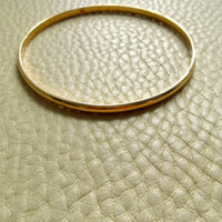 Vintage 18k Gold Circular Solid Bangle Bracelet – 8.6 Inch Interior Circumference