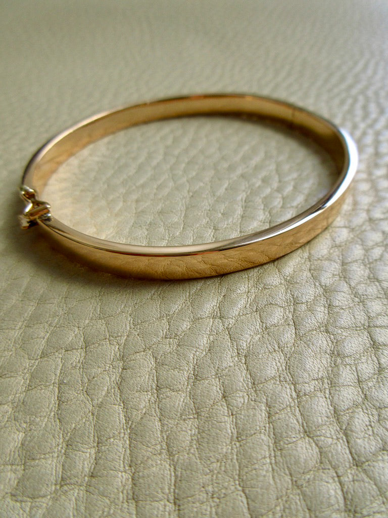 1950s era 18k Gold Hinged Bangle Bracelet – 7.25 Inch Interior Circumference