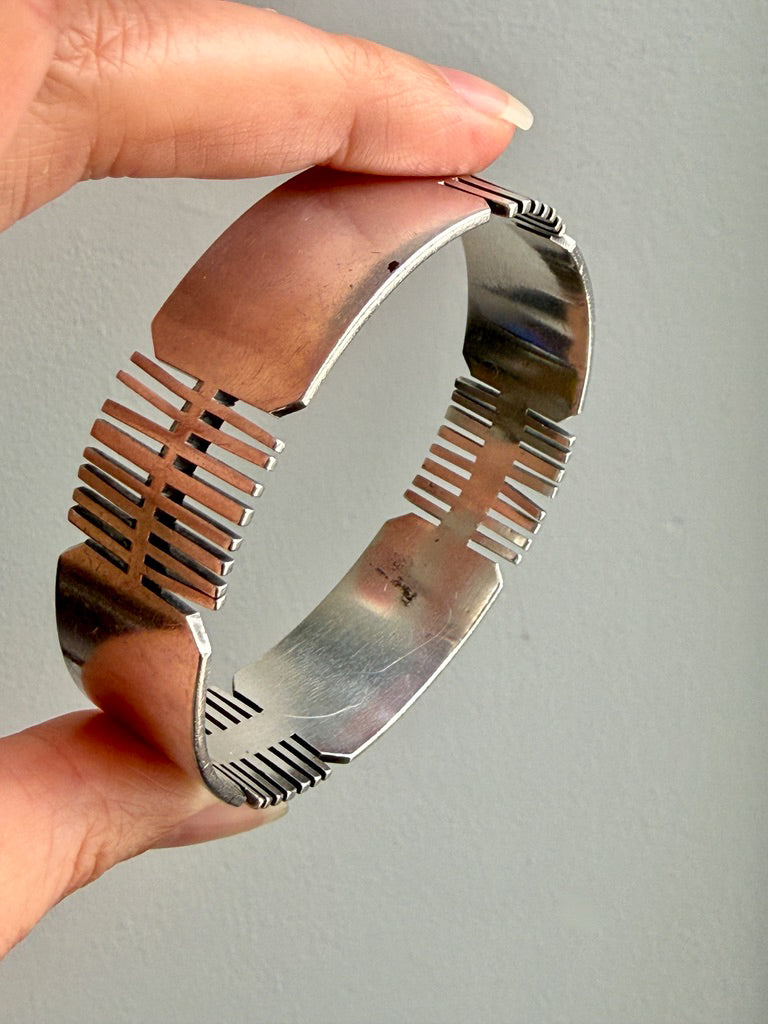 1967 Isaac Cohen signed Bangle Bracelet in Sterling Silver – 8.1 inch interior circumference