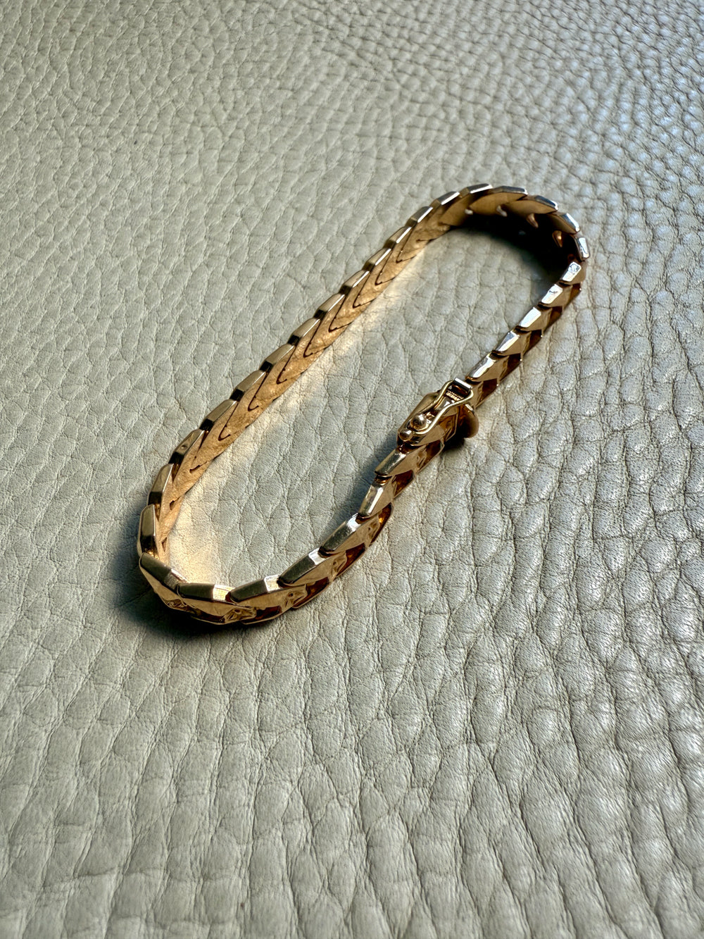 Chevron Dimensional Link Bracelet in 18k Gold - Vintage 1970s era - 7.3 inch length