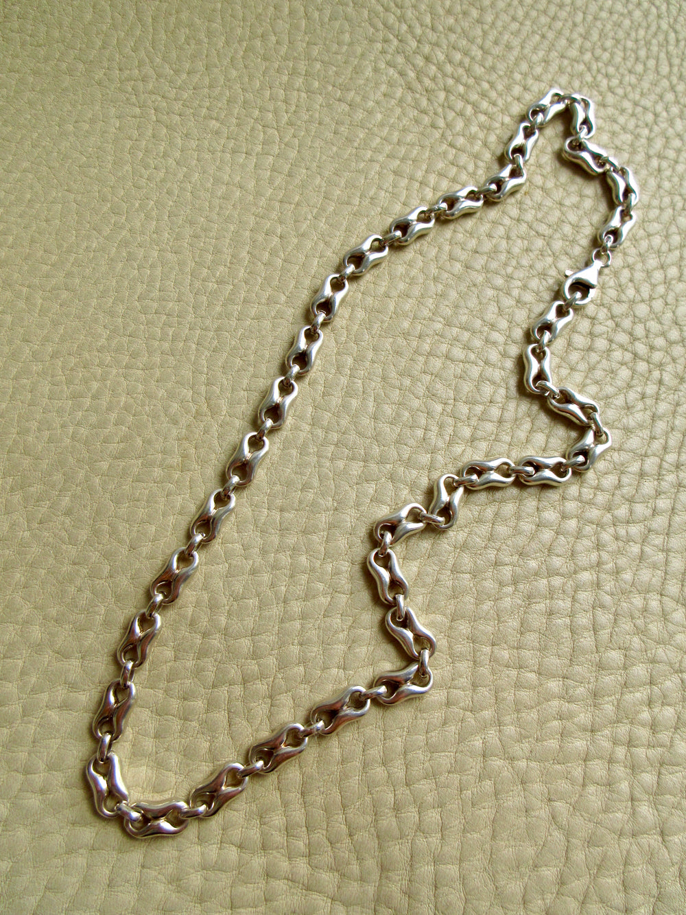 Vintage UK Sterling Silver Puffy Figure-8 Link Necklace 36g – 18 Inch Length