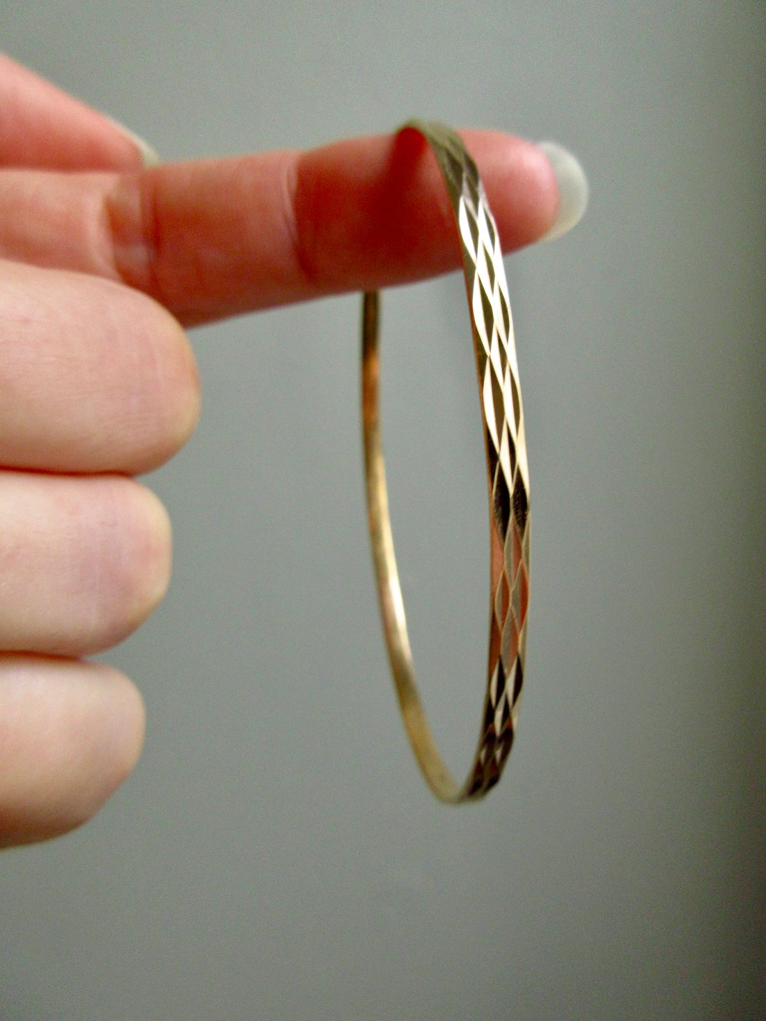 Vintage 18k Gold Faceted Bangle Bracelet Elongated Diamond Pattern – 8.5 Inch Interior Circumference