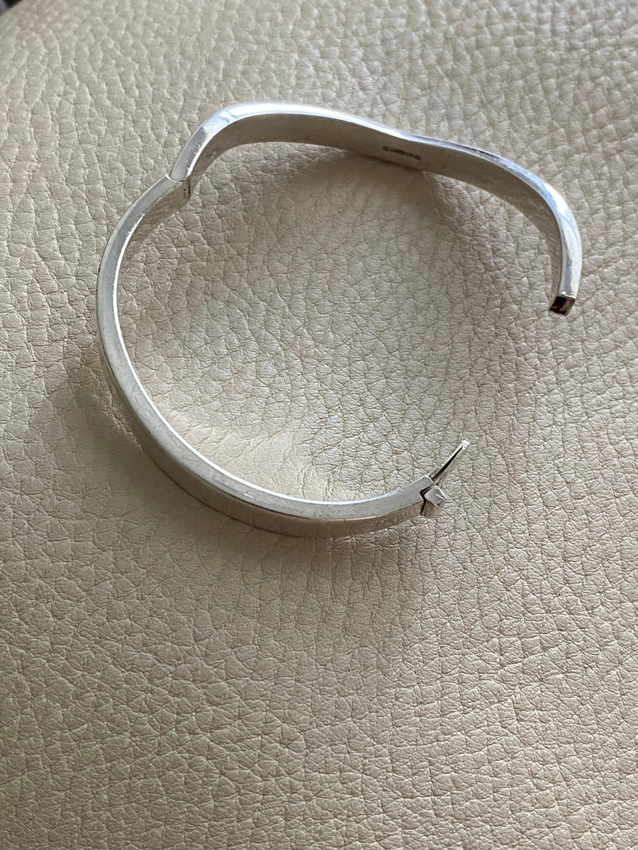 English vintage sterling silver wave form - hinged bangle - size 7