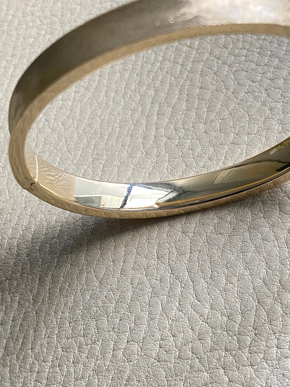 A beauty! 14k gold textured hinged bangle bracelet