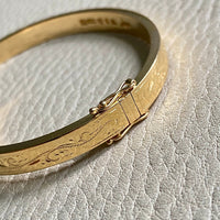 Made in 1951 - 18k gold hinged bangle with etched floral motif - By Heribert Engelbert - Stockholm, Sweden