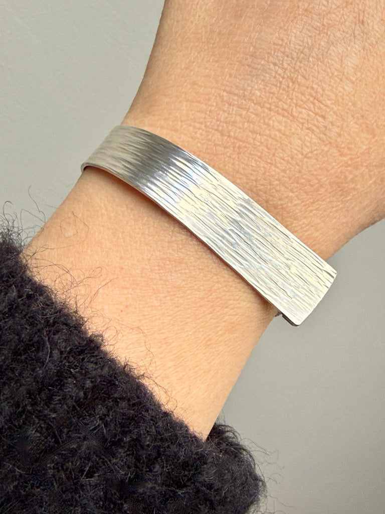 1992 Textured Vintage Bangle Bracelet in Sterling Silver – 6.75 Inch Inner Circumference