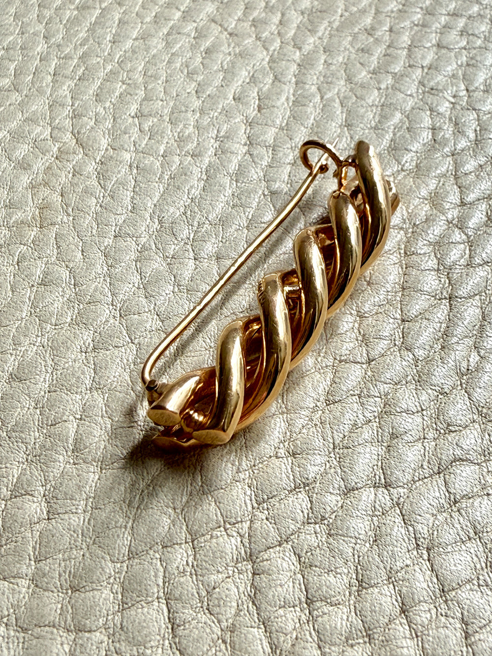 1937 Vintage Twist Brooch in 18k Gold by GD&Co – 1.6 inch
