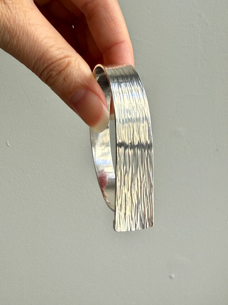 1992 Textured Vintage Bangle Bracelet in Sterling Silver – 6.75 Inch Inner Circumference