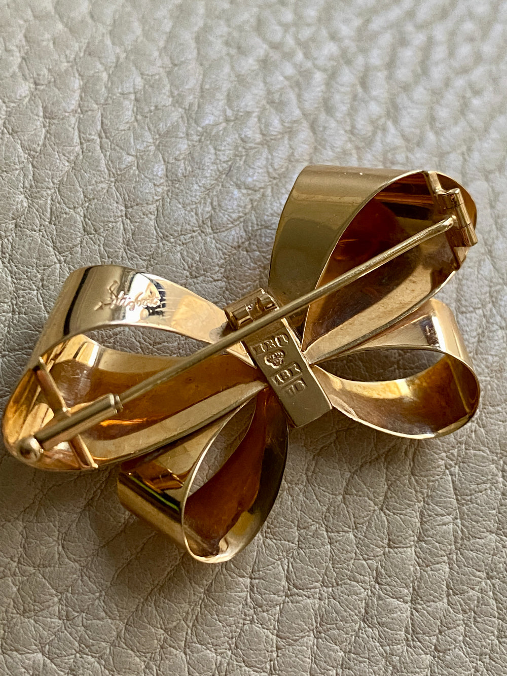 1946 Vintage Bow Shaped Brooch in 18k gold - Stockholm, Sweden