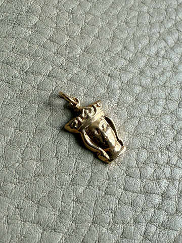 18k gold vintage charm or pendant - Crowned Figure Queen/King