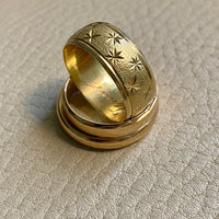 Midcentury Scandinavian vintage - Star etched 18k gold band ring