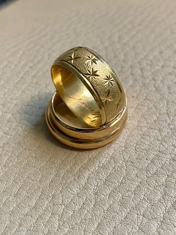 Midcentury Scandinavian vintage - Star etched 18k gold band ring