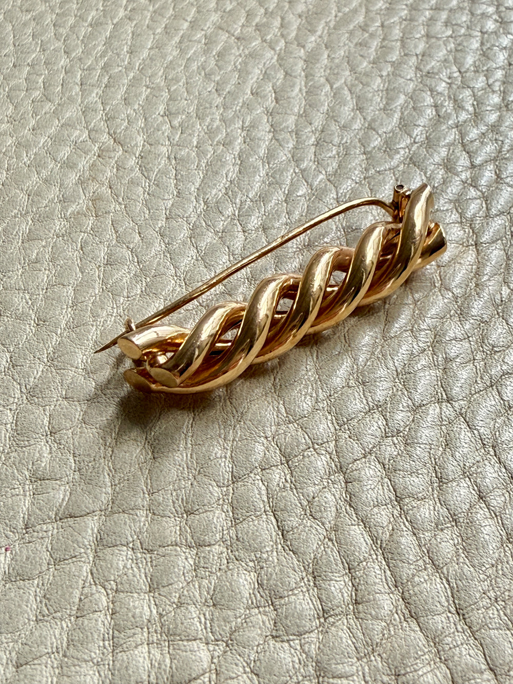 1937 Vintage Twist Brooch in 18k Gold by GD&Co – 1.6 inch
