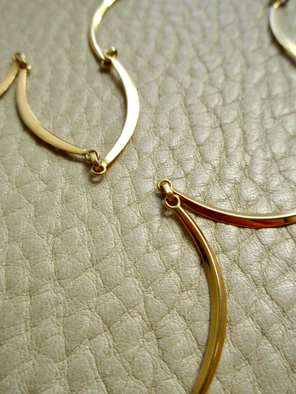 Vintage Swedish Scalloped Link Necklace Choker 18k Gold – 15.5 Inch Length