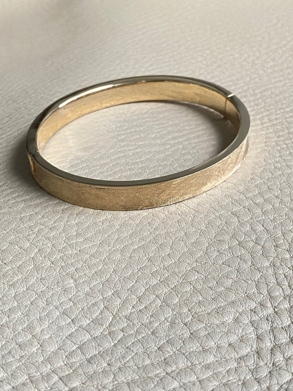 A beauty! 14k gold textured hinged bangle bracelet