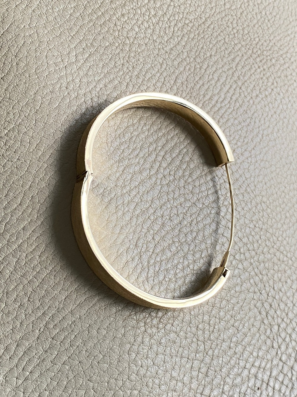 A beauty! 14k gold textured hinged bangle bracelet