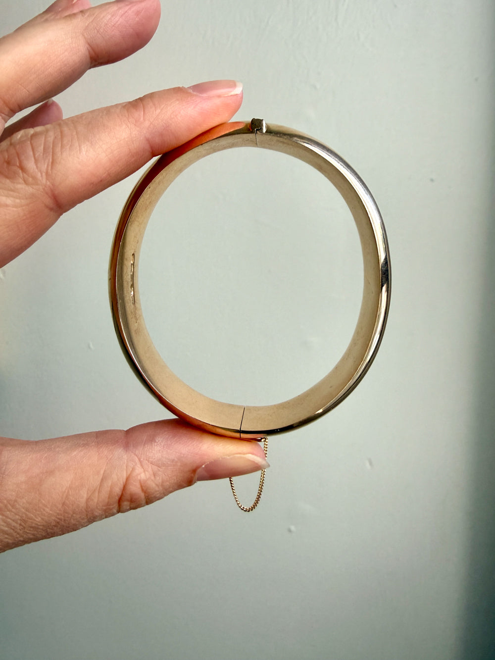 BEAUTIFUL! 1966 Finnish Vintage Round Wide Hinged Bangle 14k Gold- 7.3 inch interior circumference