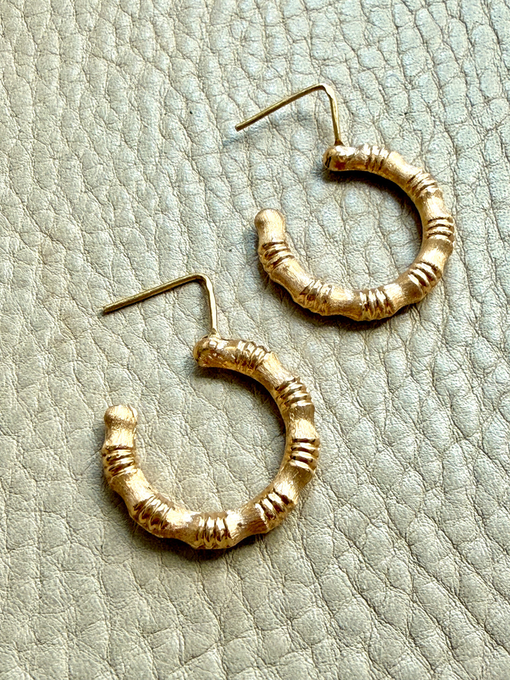 Vintage Italian 18k Bamboo pattern Gold Hoop Earrings – 1 inch diameter