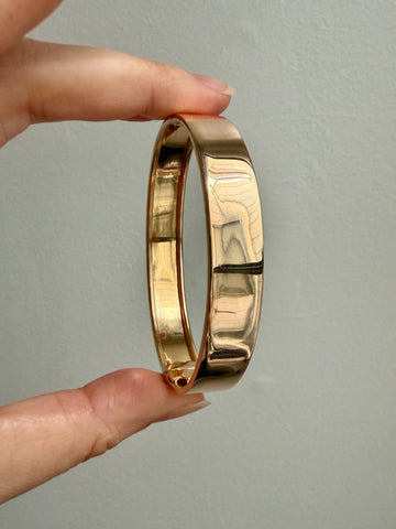 SUBLIME Midcentury Era Smooth Wide 18k gold Hinged Bangle - 7.25 inch interior circumference