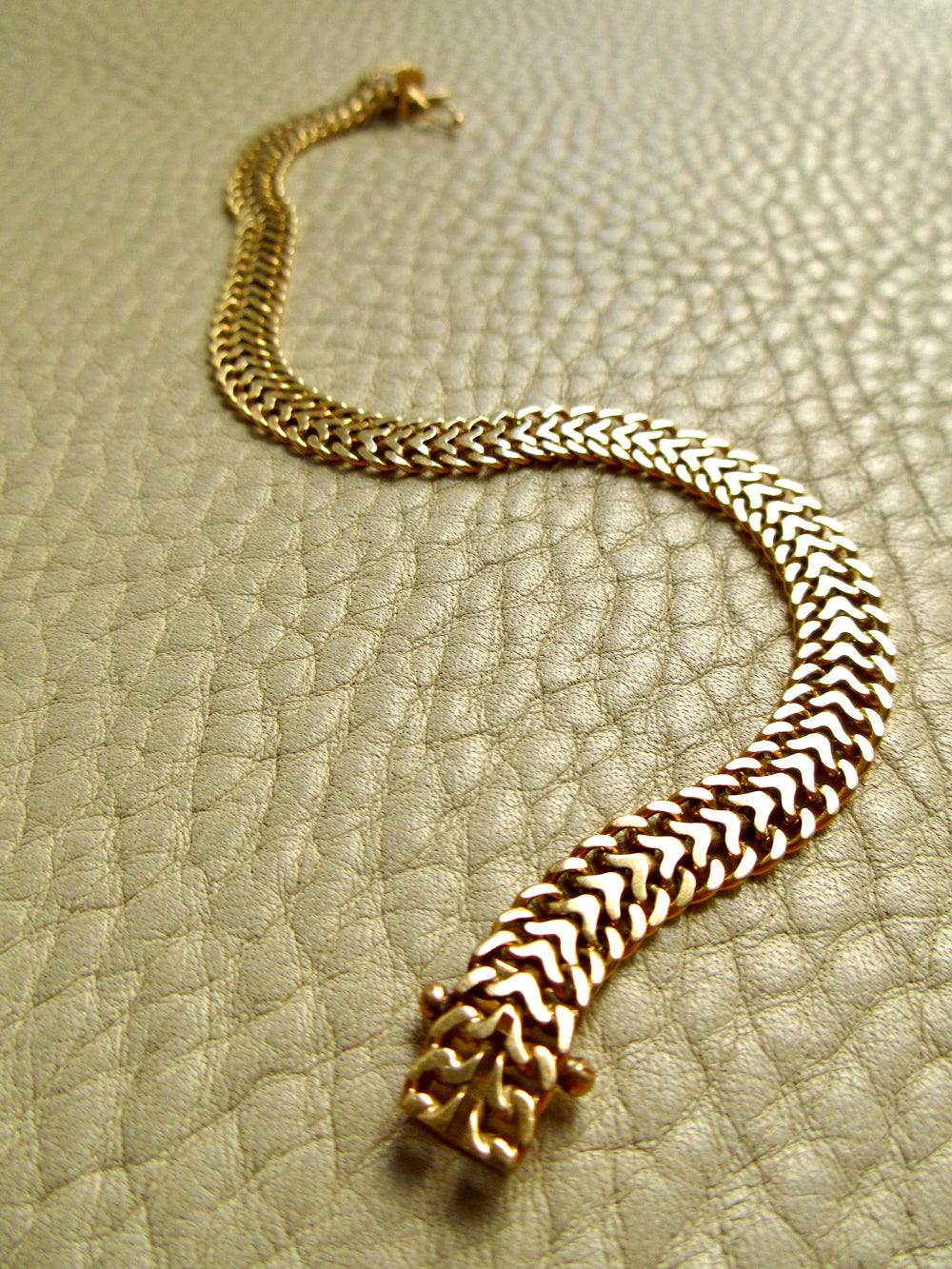 1973 Swedish Vintage Herringbone Link Bracelet 18k Gold – 7.5 Inch Length