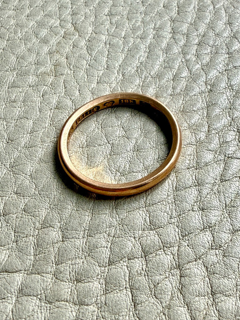 1945 Beveled edge 18k Gold Wedding Band - Size 9