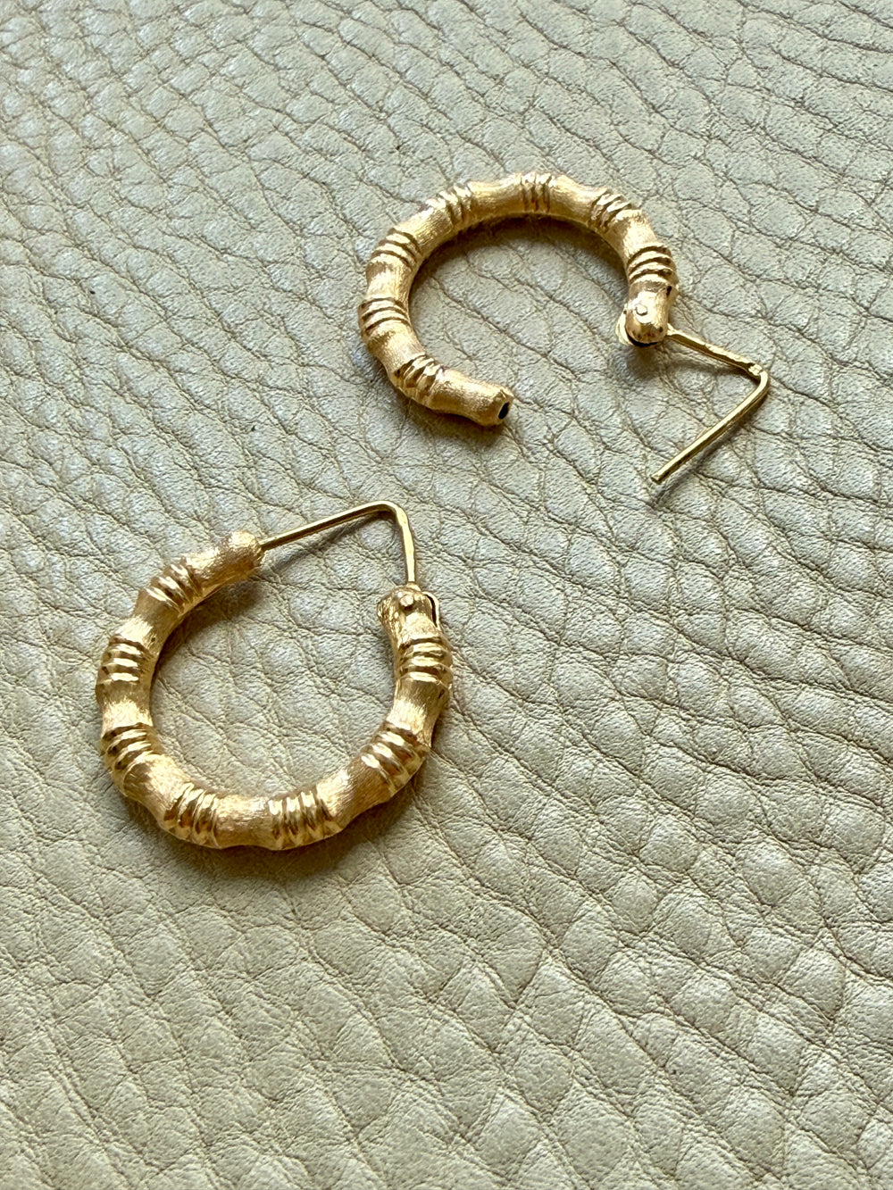 Vintage Italian 18k Bamboo pattern Gold Hoop Earrings – 1 inch diameter