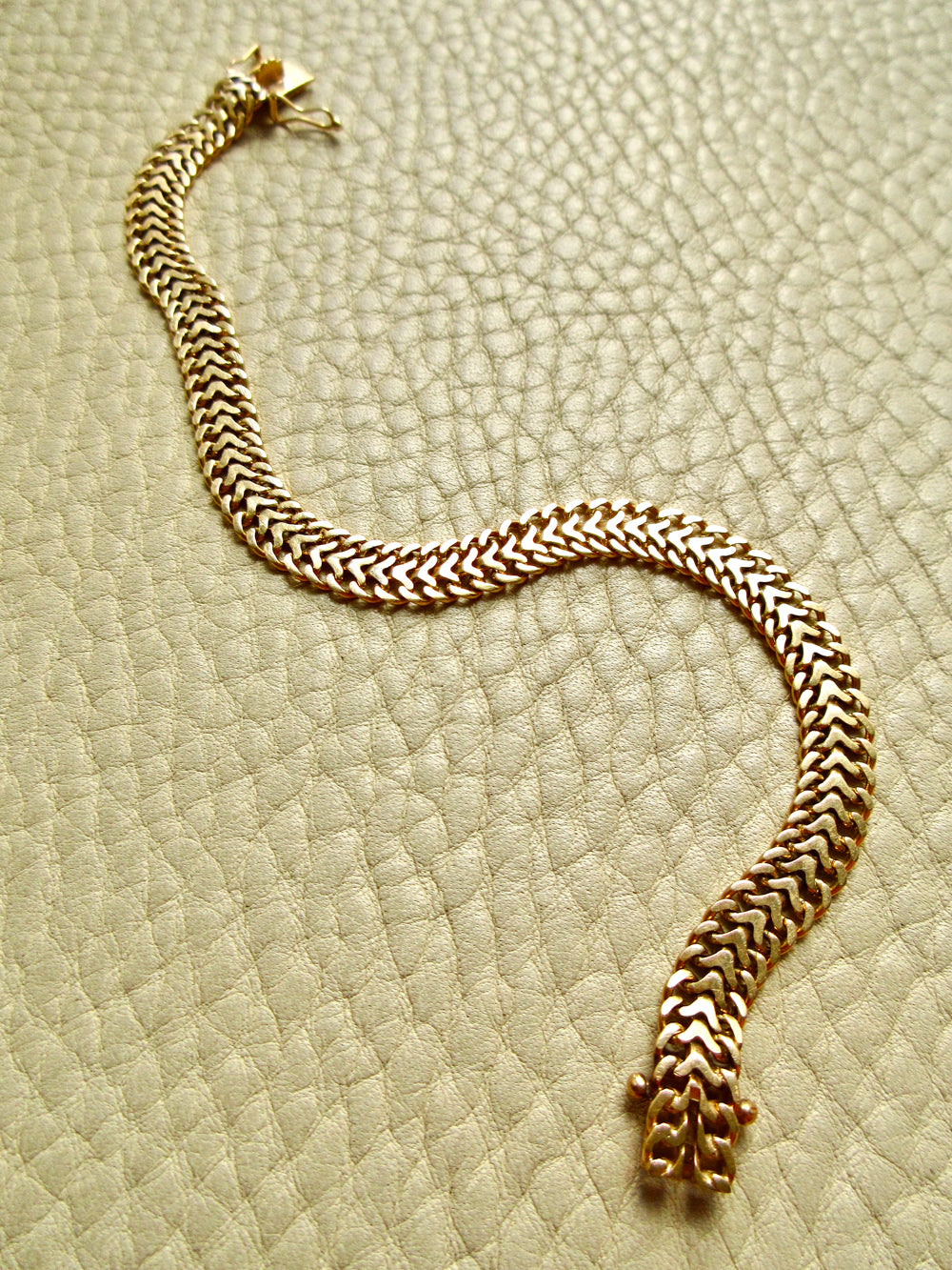 1973 Swedish Vintage Herringbone Link Bracelet 18k Gold – 7.5 Inch Length