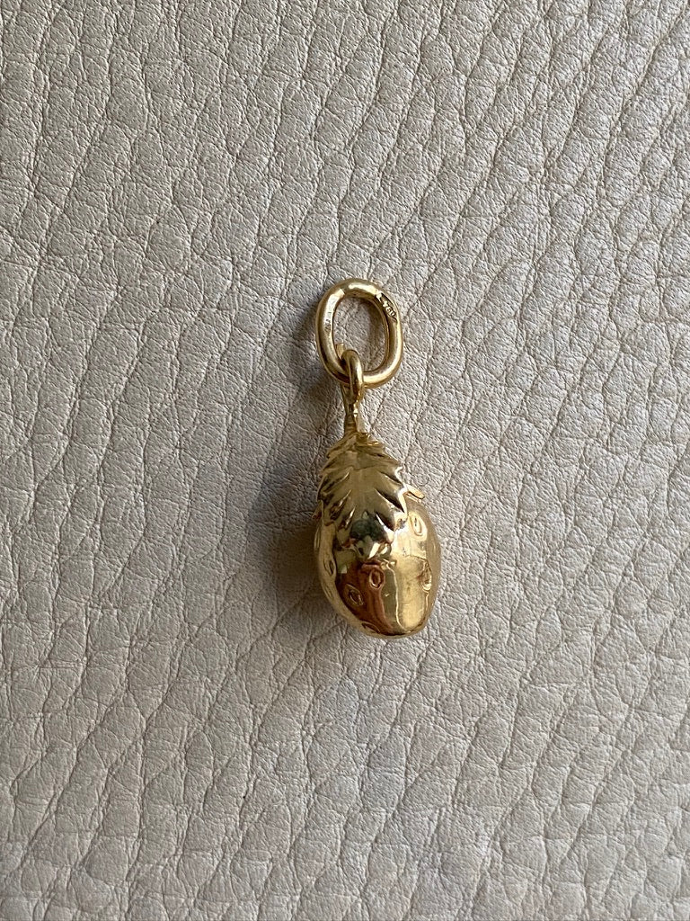 18k Gold Vintage Charm or Pendant - Strawberry