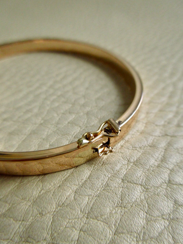 1950s era 18k Gold Hinged Bangle Bracelet – 7.25 Inch Interior Circumference