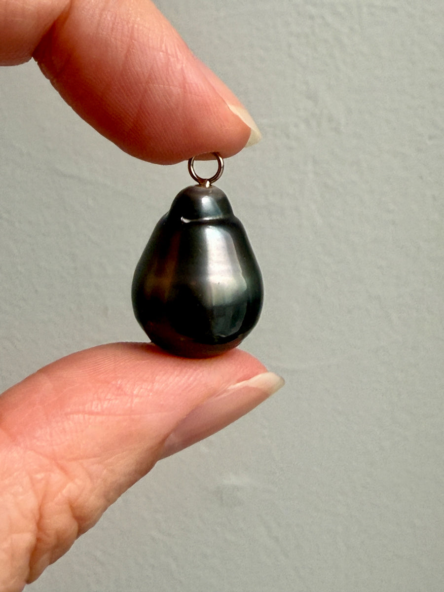 Large Tahitian Black Pearl Pendant on 18k white gold bail - 0.8 inch drop