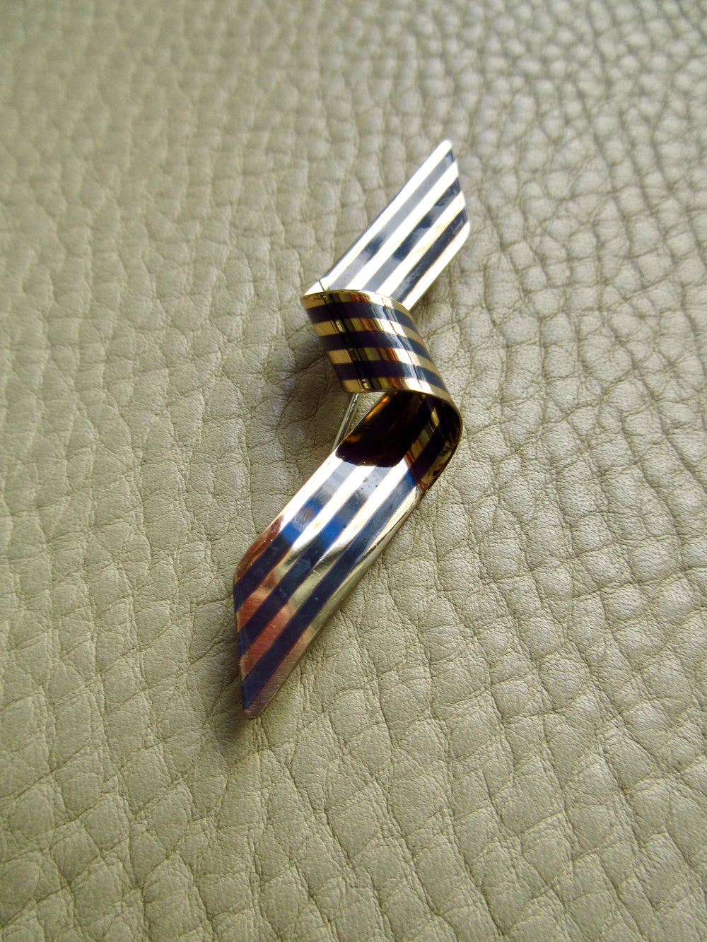 Vintage Curled Striped Ribbon Brooch 14k Gold & Silver – Paul Morelli
