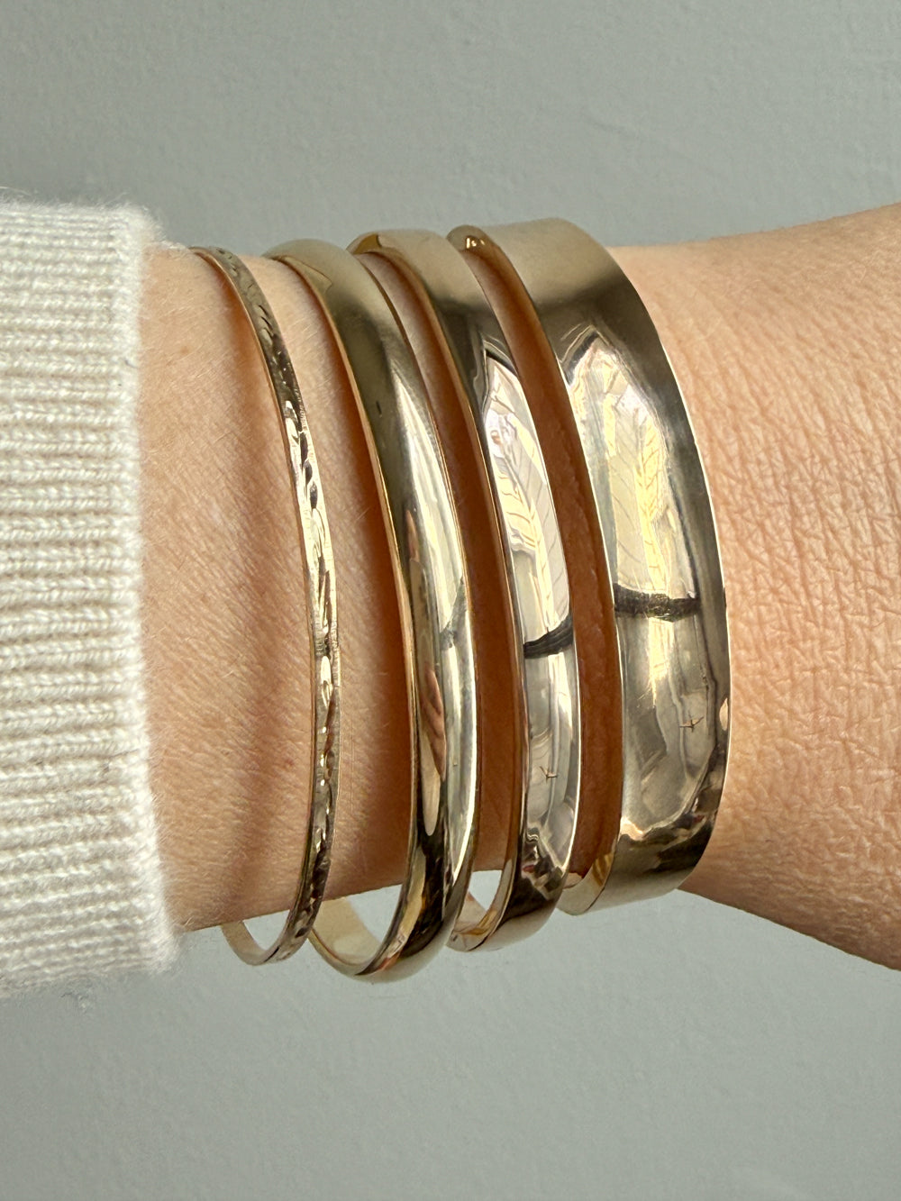 1950s era 18k Gold Hinged Bangle Bracelet – 7.25 Inch Interior Circumference