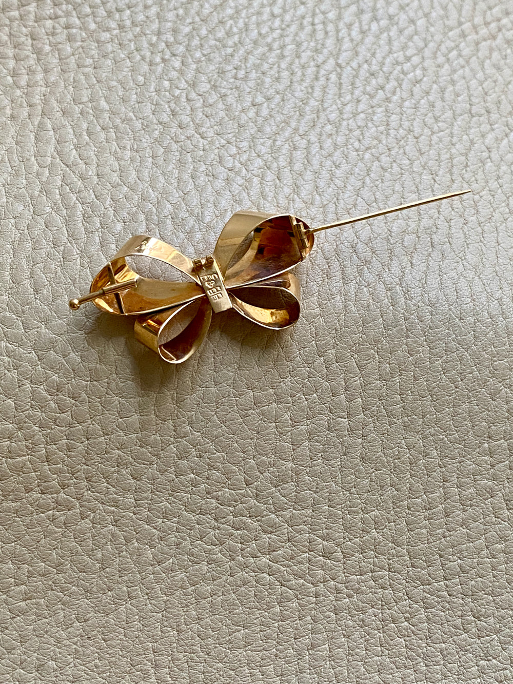 1946 Vintage Bow Shaped Brooch in 18k gold - Stockholm, Sweden by Stigbert