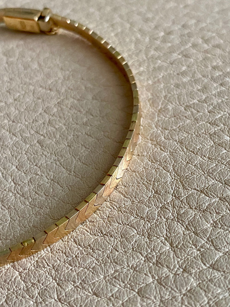 SLEEK! 18k gold tri-color vintage chevron pattern bracelet - 7 inch length