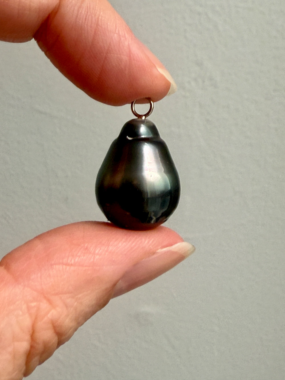 Large Tahitian Black Pearl Pendant on 18k white gold bail - 0.8 inch drop